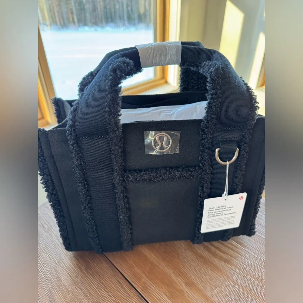 NWT - Lululemon Women’s Black Tote Bag - 4.5L - Faux Shearling Trim - Picture 2 of 7